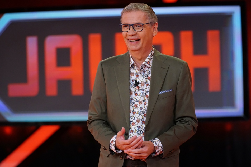 Moderator Günther Jauch (64) trat am Samstagabend erstmals nach seiner Corona-Erkrankung wieder auf die Bühne. Bei "5 gegen Jauch" erspielte er schließlich 55.600 Euro für den guten Zweck.