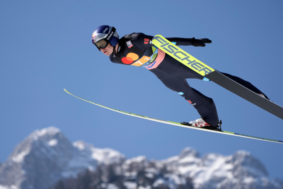 Andreas Wellinger (27) kehrte nach mehreren Verletzungen wieder zum Skisprung-Team zurück und holte bei der WM 2023 Silber für Deutschland.