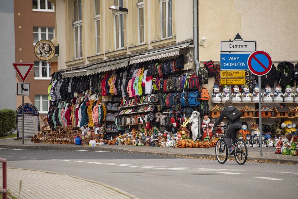 Bekleidungsgeschäfte, wie hier im deutsch-tschechischen Grenzort Vejprty (deutsch Weipert) bei Bärenstein, müssen ab Donnerstag schließen.