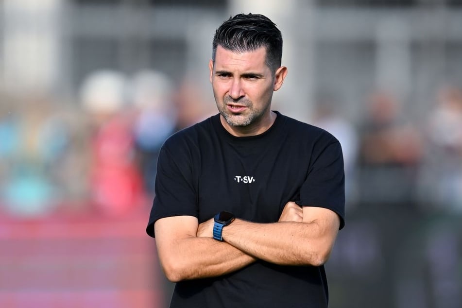 1860-Trainer Alper Kayabunar (40) muss den nächsten Nackenklatscher hinnehmen.