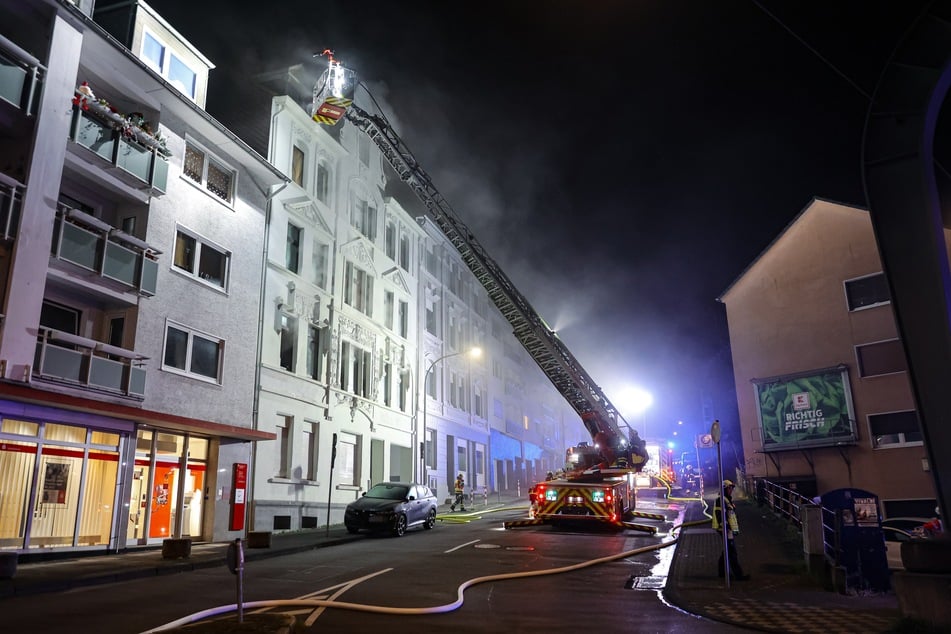 Die Feuerwehr löschte die Flammen zügig ab. Auch eine Drehleiter kam zum Einsatz.