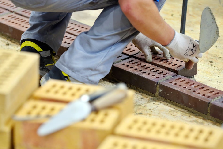 Um dem Fachkräftemangel zu begegnen, fordern Handwerkskammer und IHK die Stärkung der beruflichen Ausbildung. (Archivfoto)
