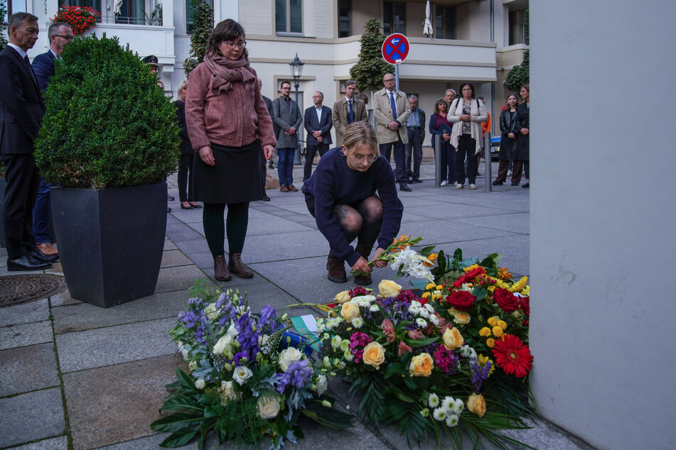 Ehrung für die Opfer: Auch die Landtagsabgeordnete und Gleichstellungsexpertin Lucie Hammecke (26, Grüne) legte am Tatort Blumen nieder.