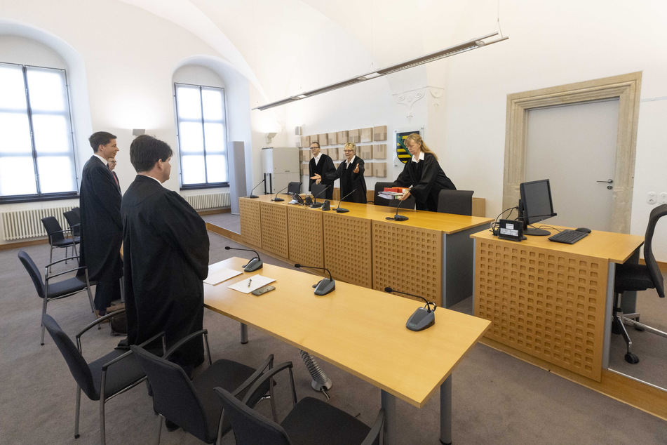 OVG-Präsidentin und Richterin Susanne Dahlke-Piel (64, 2.v.r.) eröffnete am Mittwoch die Verhandlung am Oberverwaltungsgericht in Bautzen.