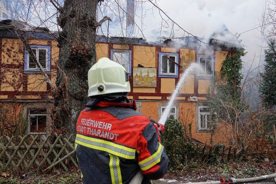 Stundenlang kämpfte die Feuerwehr gegen die Flammen.