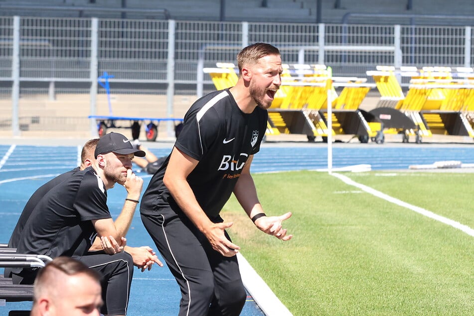 Rhynern-Coach Marco Stiepermann (35, r.) weiß als Ex-Profi genau, wie er seine Spieler einzustellen hat.