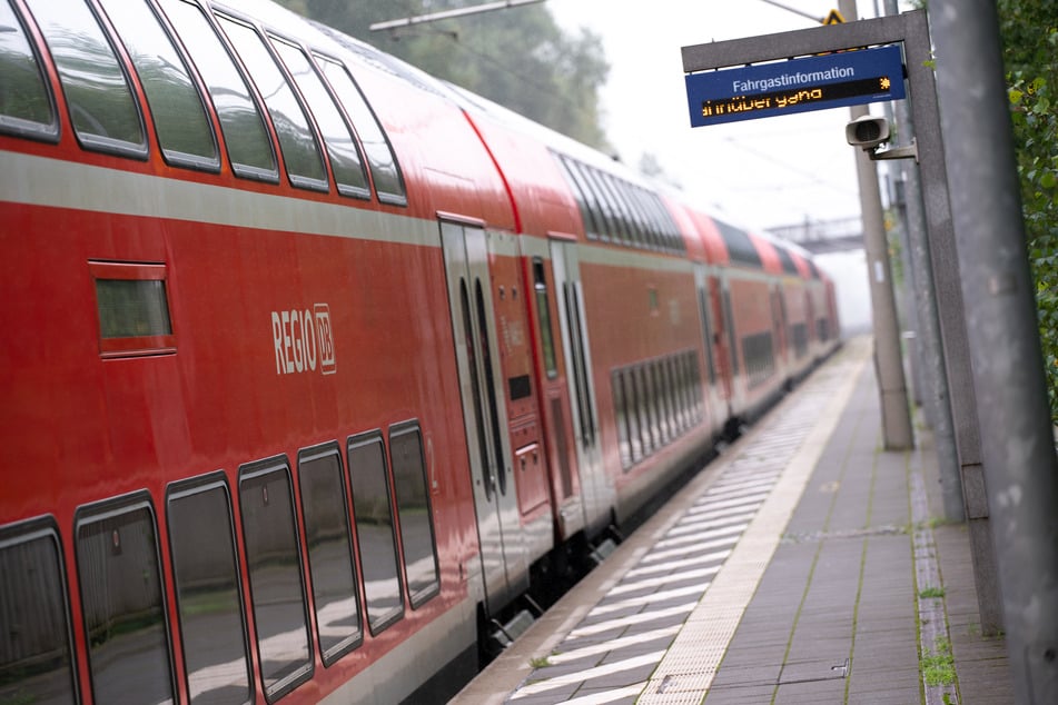 Ein 63-Jähriger stürzte auf dem Göttinger Bahnhof und wurde zwischen einem Zug und der Bahnsteigkante eingeklemmt. (Symbolbild)