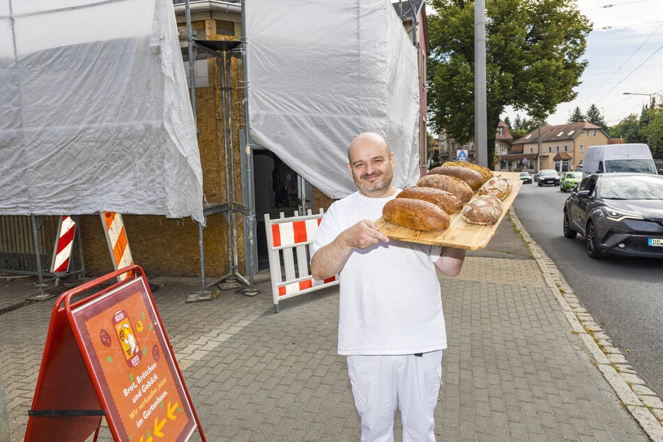 Bäckermeister Stefan Richter (52) kann es kaum erwarten, dass Gerüst und Planen verschwinden und er wieder eröffnen kann.