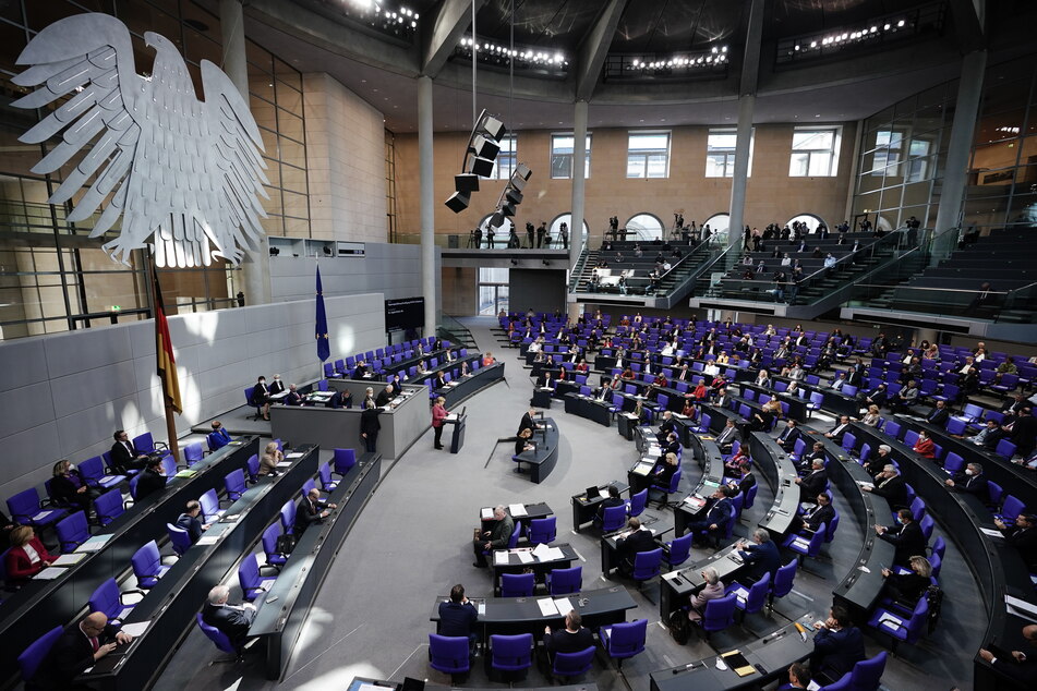 Bundeskanzlerin Angela Merkel (CDU) gibt im Bundestag eine Regierungserklärung zur Bewältigung der Corona-Pandemie ab.