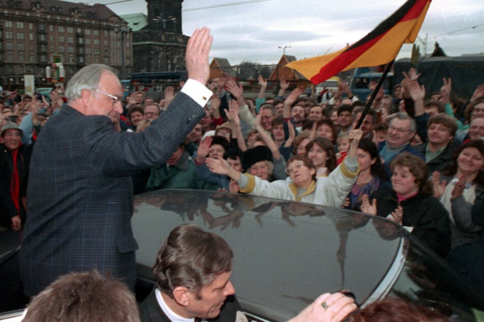 Das Archivbild vom 19.12.1989 zeigt den damaligen Bundeskanzler Helmut Kohl während seines zweitägigen Besuches in der sächsischen Stadt Dresden vor der Kreuzkirche, wo er von einer wartenden Menschenmenge stürmisch gefeiert. wurde.