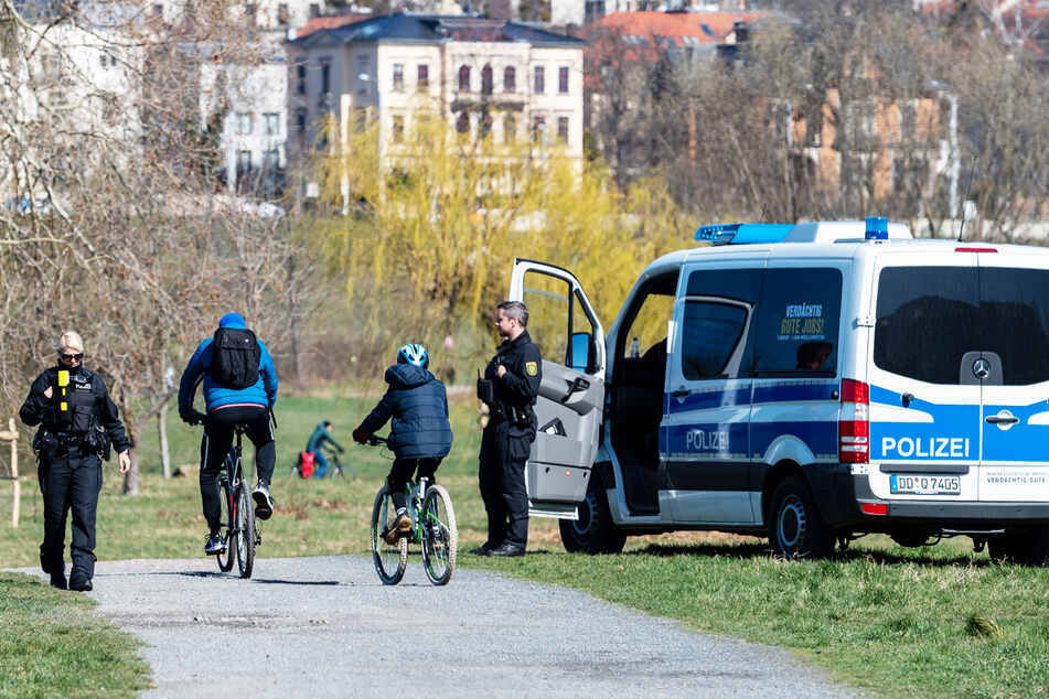 Radfahrer werden von Polizisten kontrolliert.