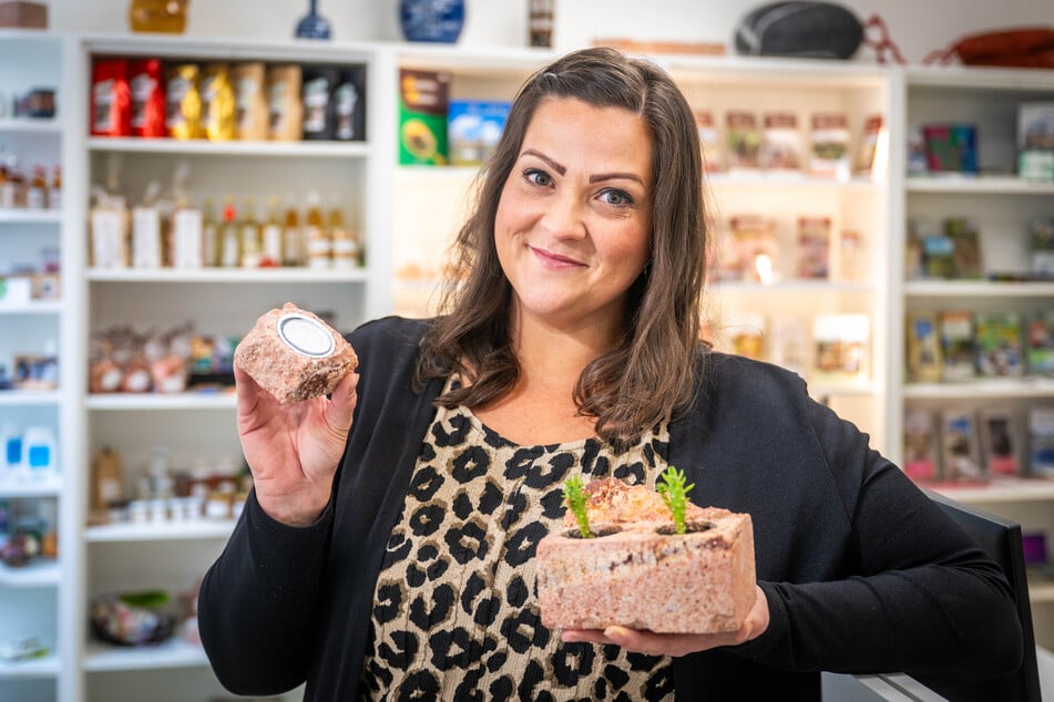 In der Tourist-Information kann Sylvie Uhlmann (41) jetzt für Rochlitz typische Souvenirs anbieten.