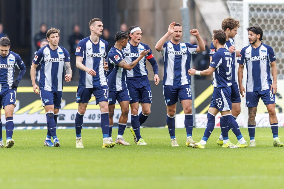 Die Mannschaft von Hertha BSC hat sich verändert. Stars wie Dawid Kownacki (29, 2.v.l.) oder Fabian Reese (28, 5.v.l.) sind weg.