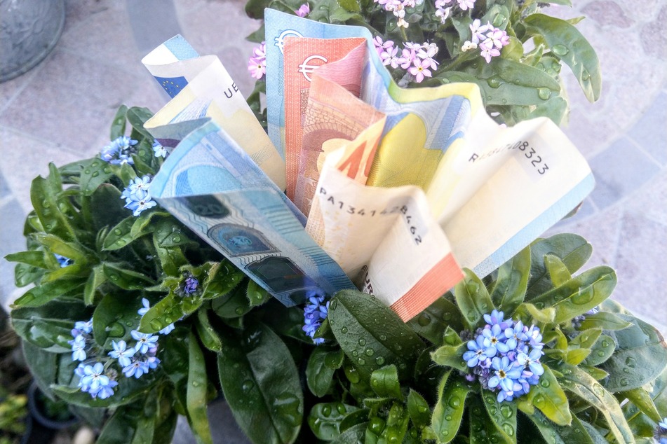 Die glückliche Mutter überreichte dem ehrlichen Finder eine Belohnung in Form eines mit Geldscheinen geschmückten Blumenstraußes.