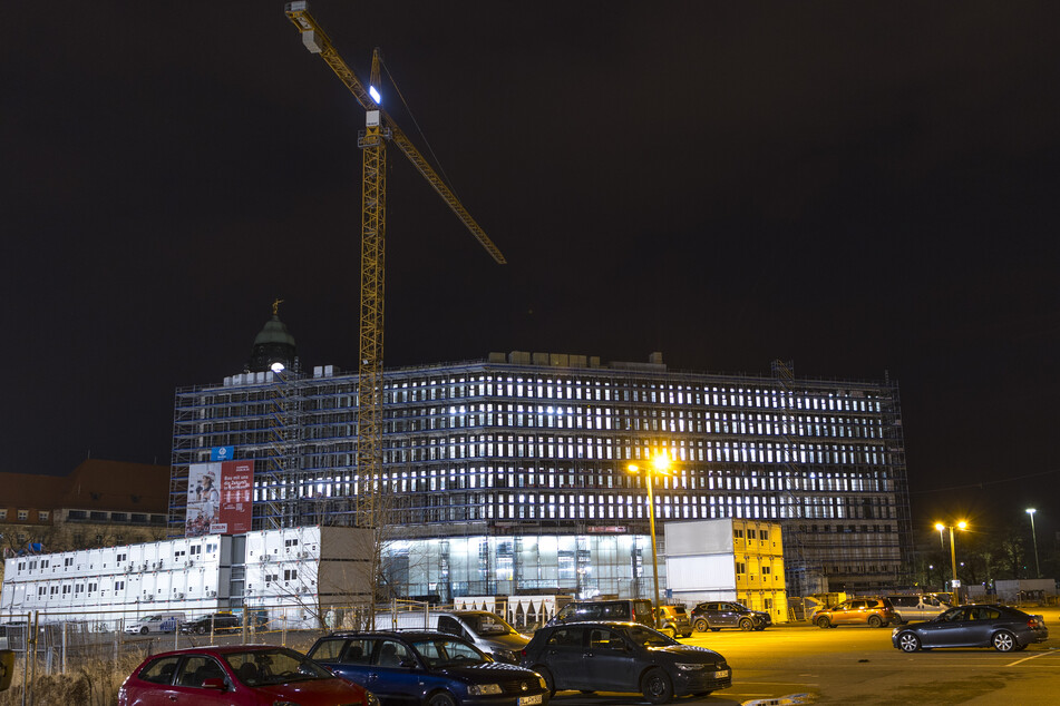 Im Stadtforum am Ferdinandplatz brennt seit Oktober immer Licht. Auch in der Nacht zum vergangenen Mittwoch um 3.30 Uhr.