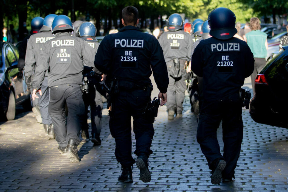 Die Berliner Polizei wird am Samstag im Regierungsviertel einiges zu tun bekommen - entweder um eine verbotene Demonstration gegen die Corona-Politik zu verhindern oder um eine erlaubte Demo zu begleiten. (Symbolfoto)