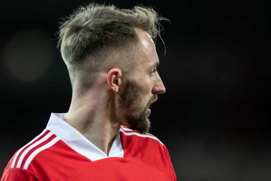 Florian Hübner (29) von Union Berlin blickt auf das Spielfeld.