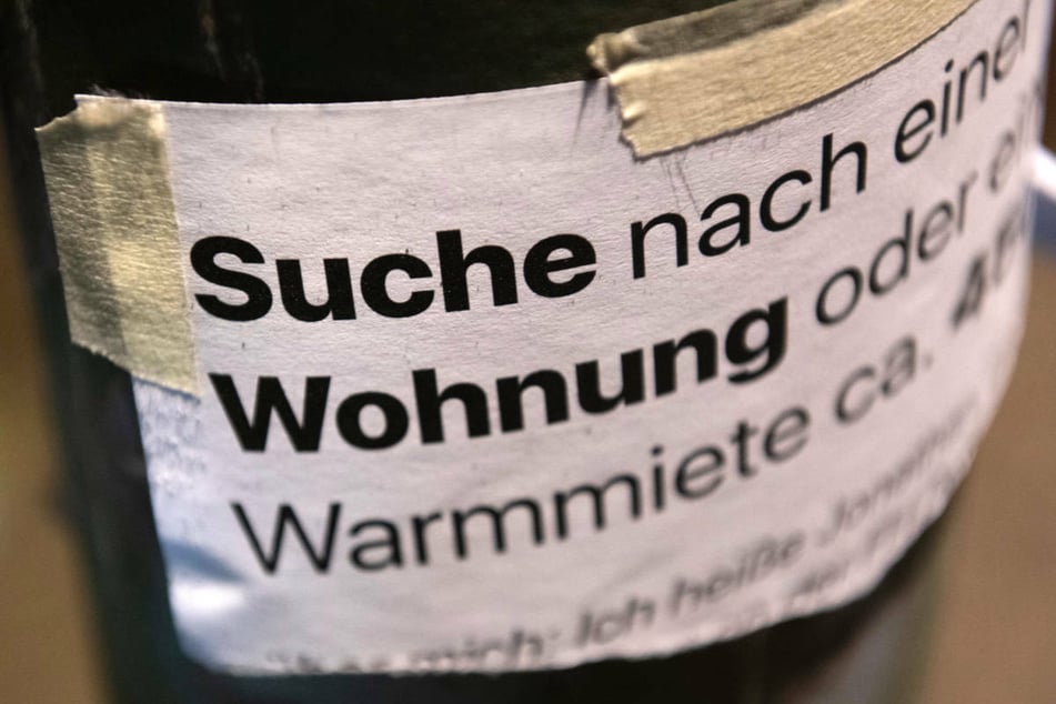 "Suche Wohnung" steht auf einem Zettel an einer Laterne in Berlin. Am Samstag wollen bis zu 1500 Teilnehmer gegen hohe Mieten in Berlin demonstrieren. (Symbolfoto)