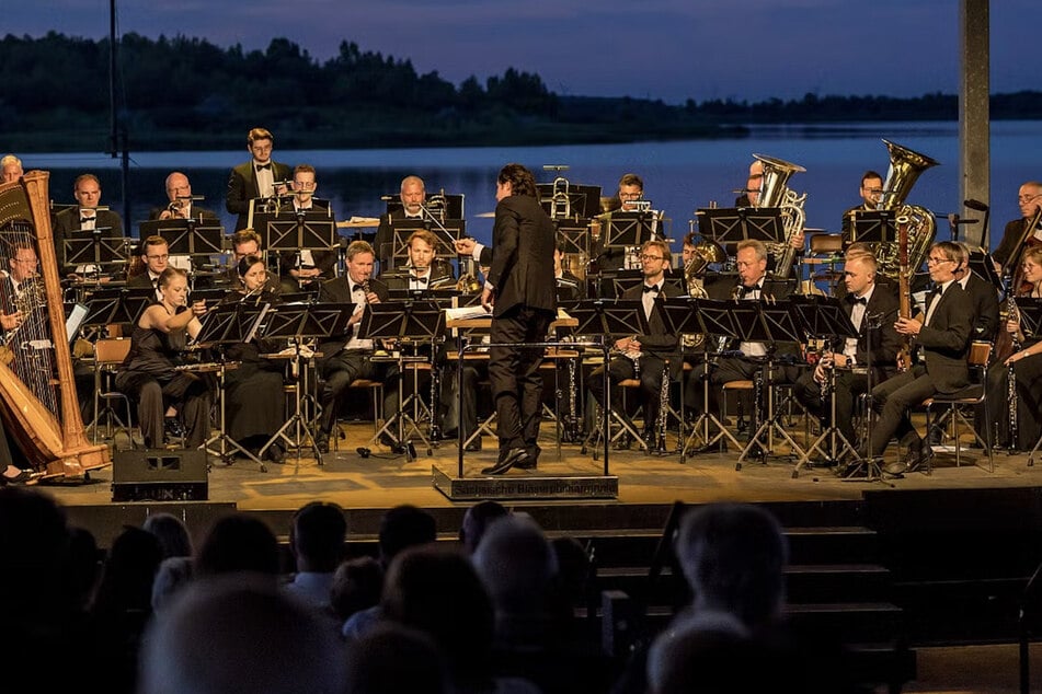 Im vergangenen Jahr konnte man Gustav Holsts "Die Planeten" unter der Leitung von Chefdirigent Peter Sommerer am Seeufer lauschen. (Archivfoto)