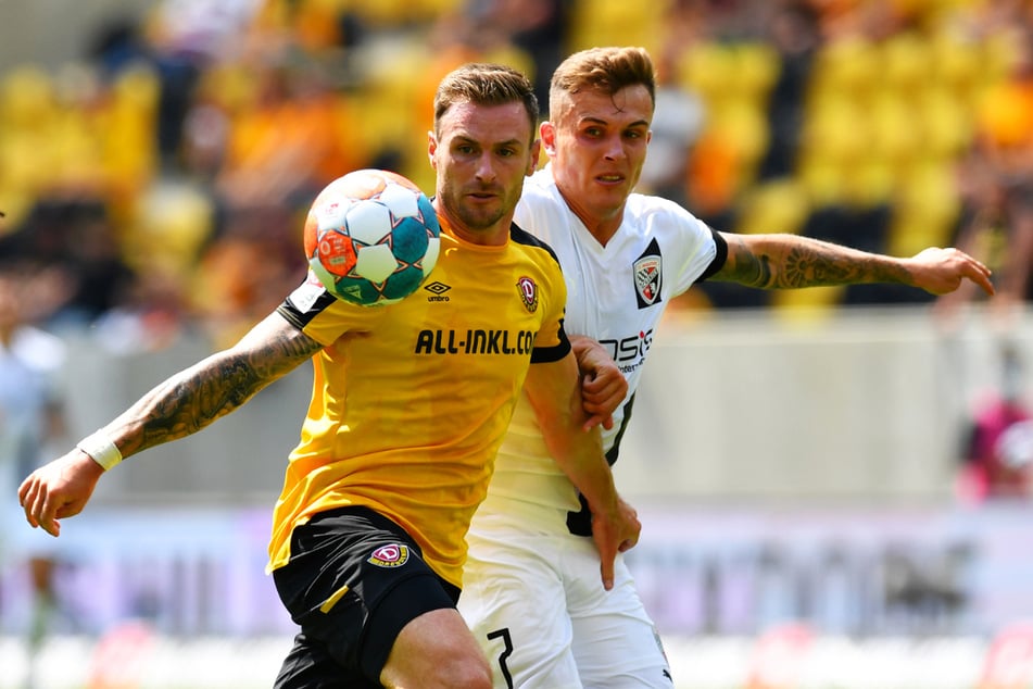 In der Vorwoche beim 3:0 feierte Michael Sollbauer (31, l.) sein Debüt im Dynamo-Trikot - hier gegen Ingolstadts Dennis Eckert Ayensa (24).