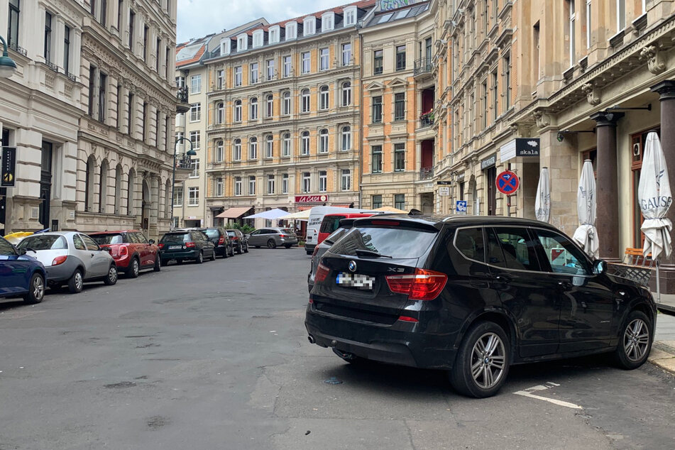 Vor allem in der westlichen Gottschedstraße gibt es nur schmale Gehwege, die kaum von den gastronomischen Einrichtungen genutzt werden können.