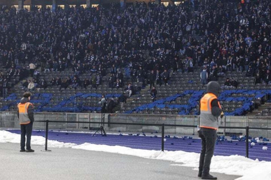 Die aktive Fanszene verließ die Ostkurve und hinterließ den polizeifeindlichen Slogan "ACAB" (All Cops Are Bastards) mit blauen Schildern auf den leeren Sitzen.