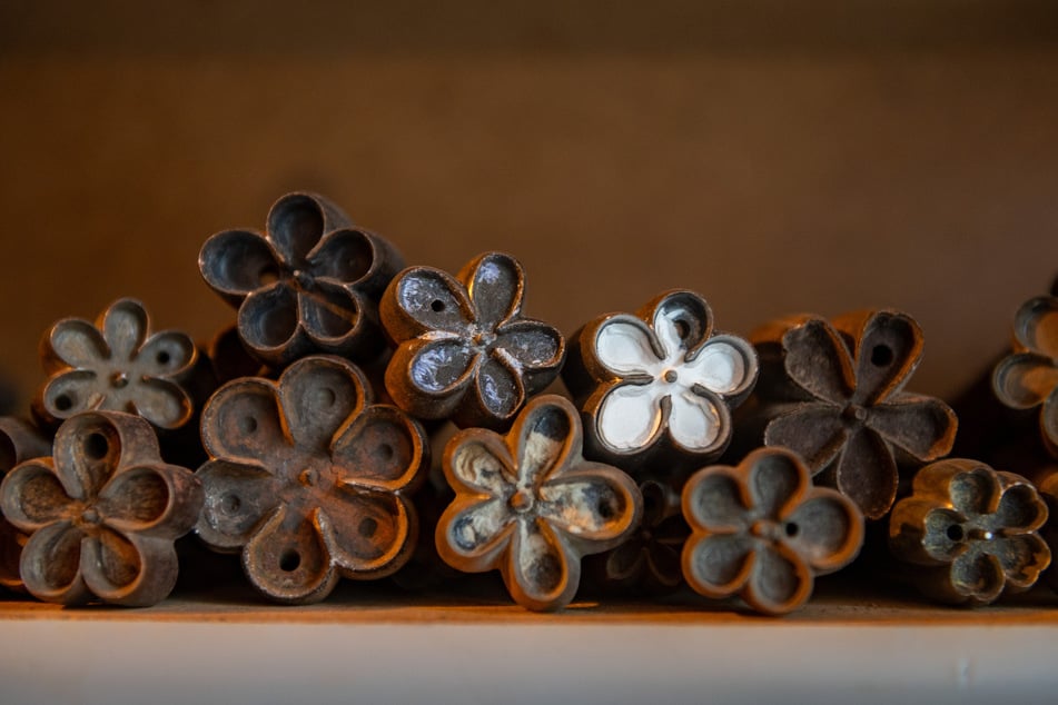 Mehrere 10.000 stehen zur Auswahl: Für jede Blüte gibt es im Eisenkeller eigene Stanzwerkzeuge, die früher auch in der Manufaktur selbst hergestellt wurden.