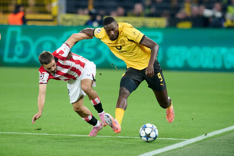 Serhou Guirassy (29, r.) hat aktuell einen Lauf mit dem BVB.