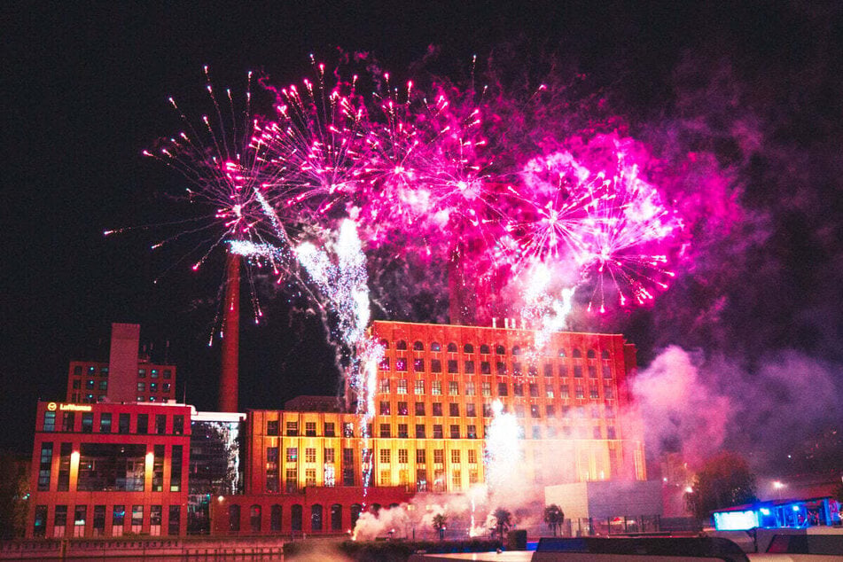 Ein emotionales Highlight ist das Feuerwerk über dem Tempelhofer Hafen am Samstagabend.