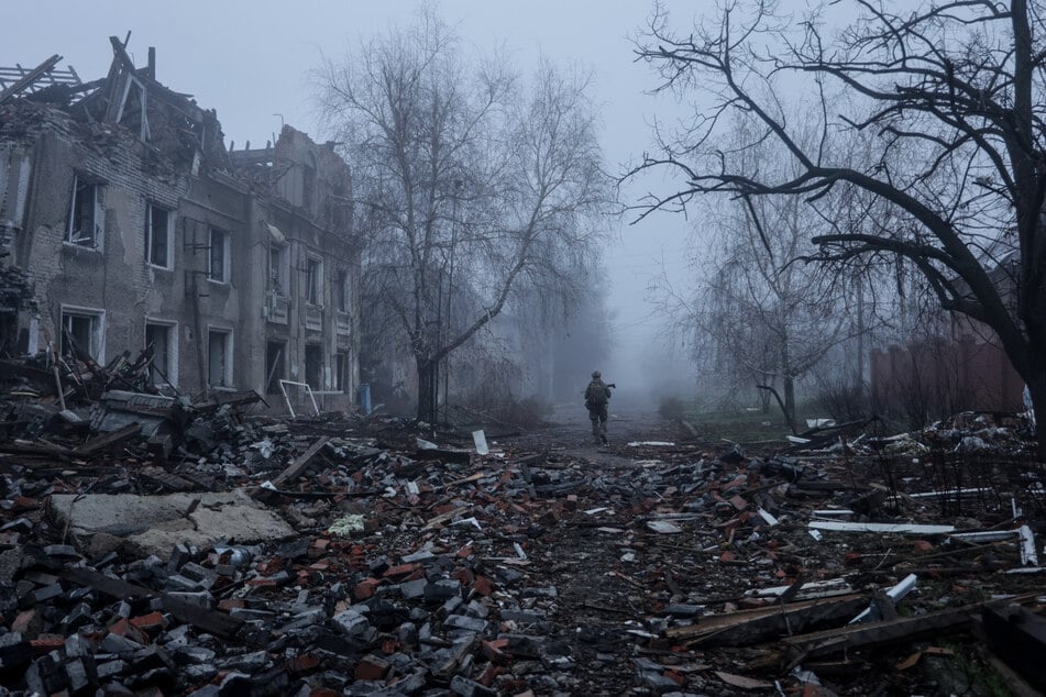 Ein ukrainischer Soldat geht eine Straße in der Frontstadt Kostjantyniwka entlang, dem Schauplatz schwerer Kämpfe mit russischen Truppen in der Region Donezk.