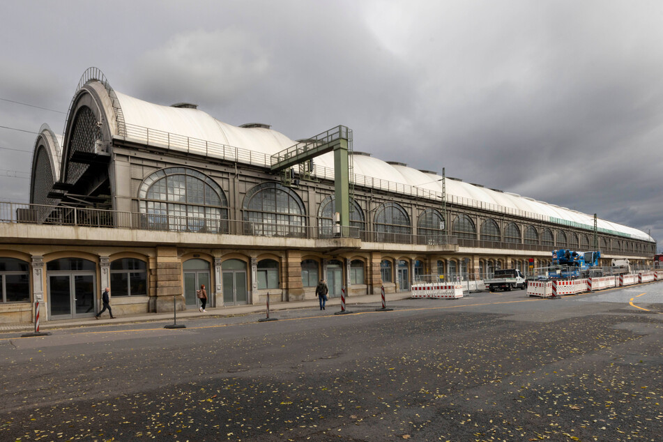 Normalerweise wird der Dresdner Hauptbahnhof täglich von etwa 60.000 Fahrgästen für den Ein- und Umstieg genutzt.