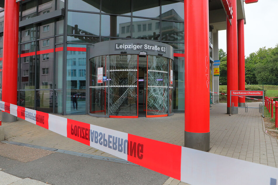 Ein Mann (24) hat an der Sparkasse in der Leipziger Straße hohen Schaden angerichtet.