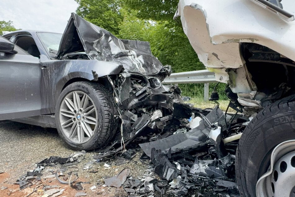 Bei einem Frontalzusammenstoß zwischen einem BMW und einem VW sind ein Mann sowie eine Frau schwer verletzt worden.