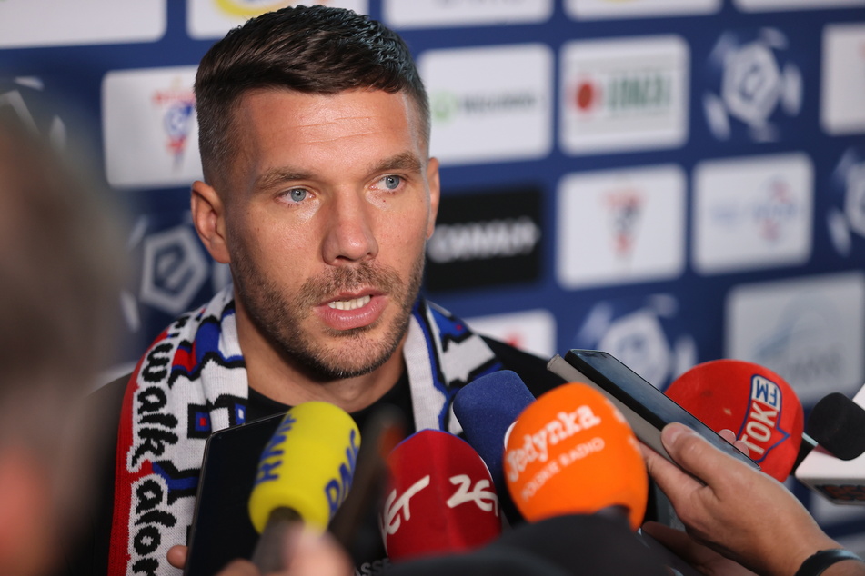 Lukas Podolski (37) feiert einen ganz besonderen Dreierpack.