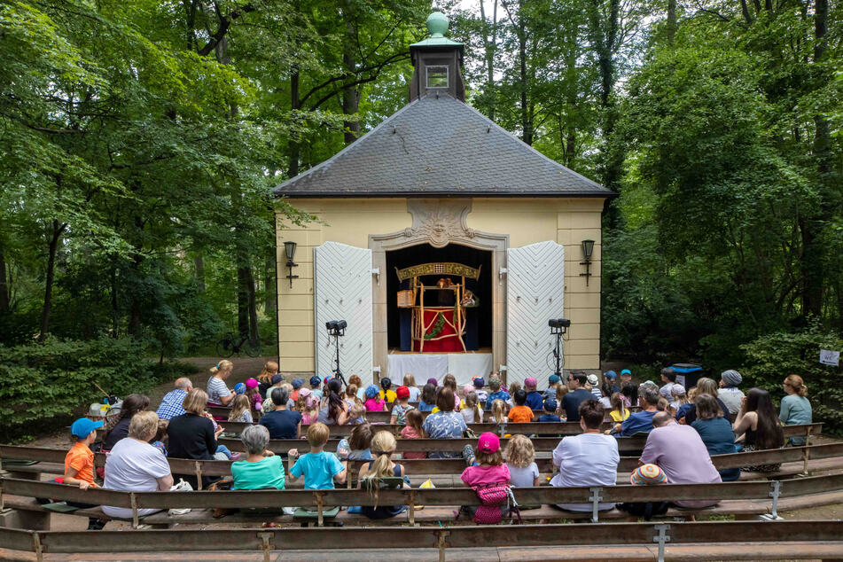 Mit Lachen und Ausrufen begleiten die Kinder die Vorstellung im Sonnenhäusel, das in den 50er-Jahren als Puppenbühne im Großen Garten gebaut wurde.