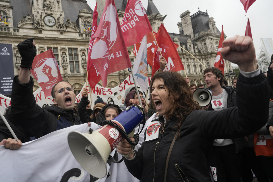 Am gestrigen Freitag versammelten sich wütende Demonstranten vor dem Pariser Rathaus.