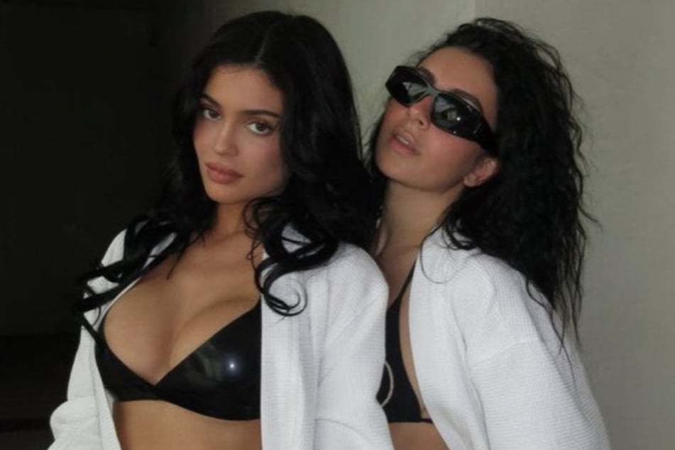 Kylie's debut in the satire film was praised by Charli XCX (r.) – will the duo team up again?
