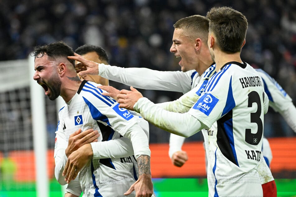 Pure Freude: HSV-Torschütze Marco Richter (l.) lässt sich nach seinem Führungstor gegen Schalke von seinen Mitspielern und den Fans im Volkspark feiern.