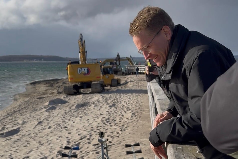 Daniel Günther (52,CDU), Ministerpräsident von Schleswig-Holstein, ist vor Ort eingetroffen.