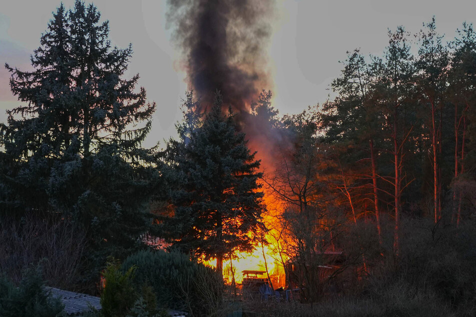 Meterhohe Flammen und dunkler Rauch waren bereits von Weitem sichtbar.