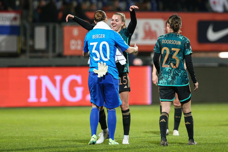 Ann-Katrin Berger (32, l.) sicherte ihrem Team dem Sieg gegen die Niederlande.