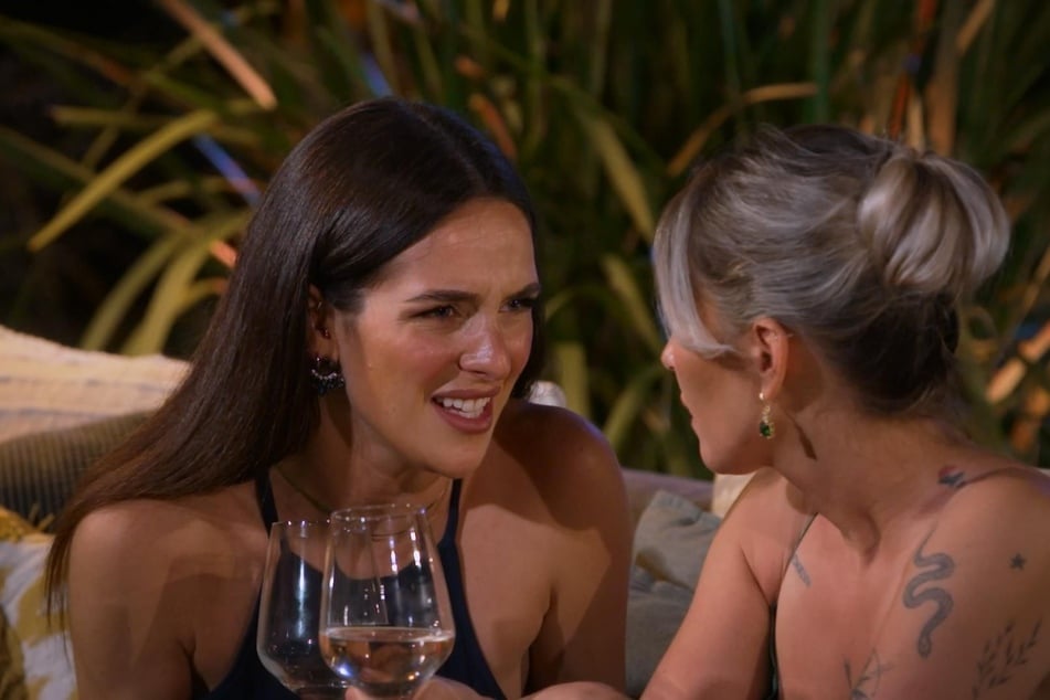 Leonie (l.) hatte zwar ein tolles erstes Date mit Martin, fühlt sich in der Nacht der Rosen aber vernachlässigt.