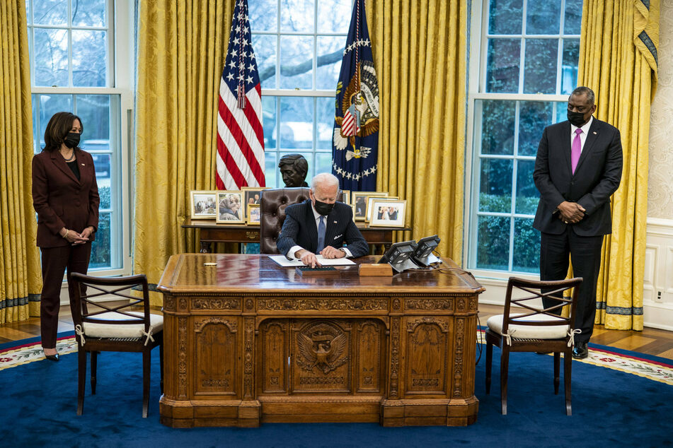 President Joe Biden (c.), alongside Vice President Kamala Harris (l.) and Defense Secretary Lloyd J. Austin III.