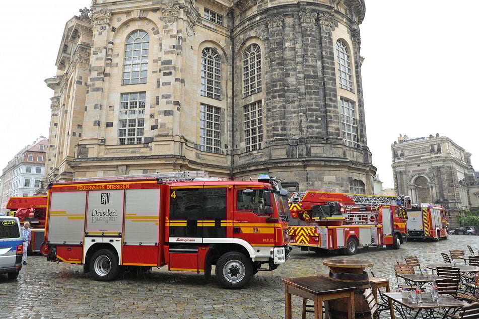 Einsatzkräfte der Feuerwehr halfen bei der Rettung des Patienten.