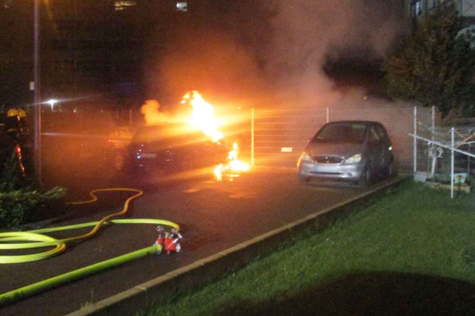 Der VW ID3 hatte bei Ankunft der Einsatzkräfte in Brühl in Flammen gestanden.