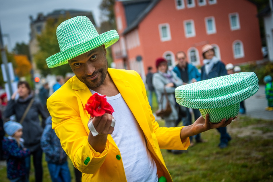 Im vergangenen Jahr trat der brasilianische Straßenkünstler Uili So beim Hutfestival im Chemnitzer Stadtteil Wittgensdorf auf.