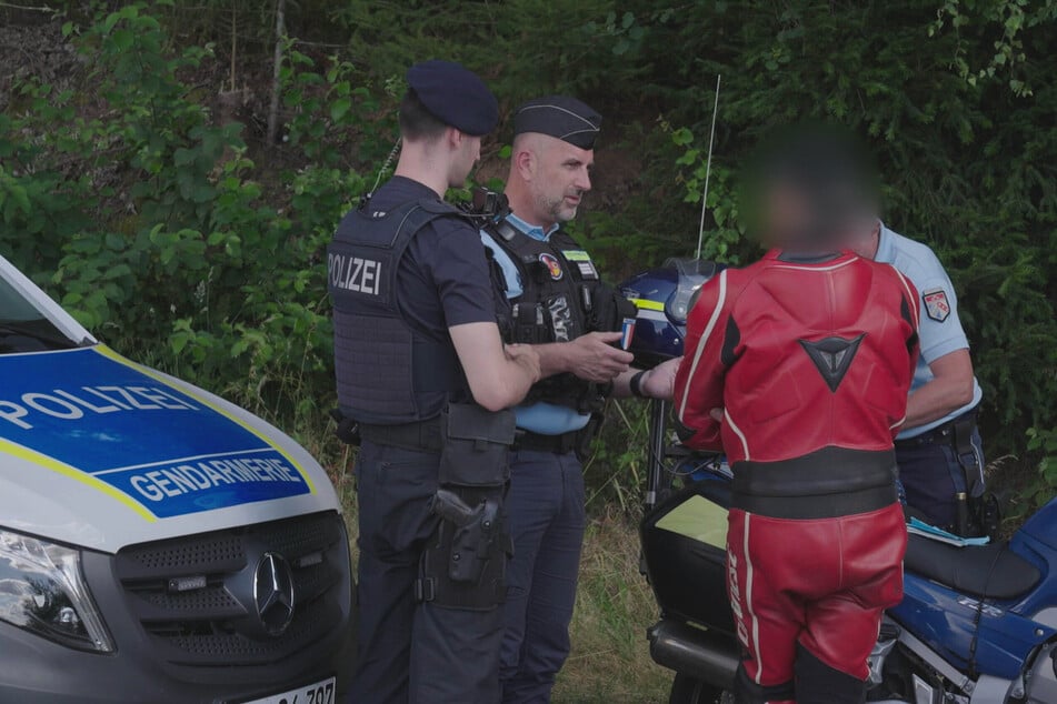 Der Motorradfahrer zeigt sich komplett uneinsichtig.