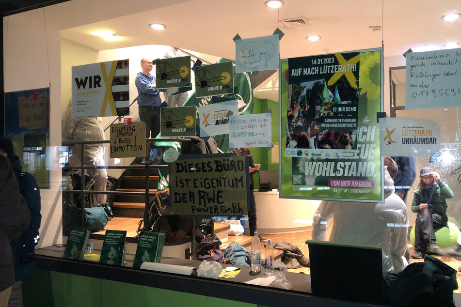 Rund 30 Aktivisten mehrerer Klimaschutz-Organisationen hatte das Büro der Partei in Düsseldorf am Donnerstagmittag (12. Januar) besetzt.