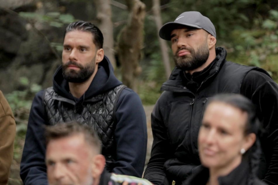 Aleks Petrovic (34, r.) und Bruder Marco überstehen die erste Nominierung, ohne von der Konkurrenz in die Exit-Challenge gewählt zu werden.