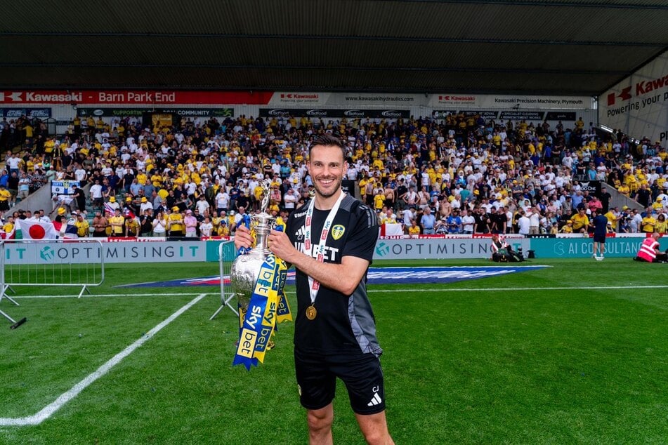 Christopher John (36) mit dem Championship-Meisterpokal - für den gebürtigen Stollberger könnte es auf der Insel durchaus schlechter laufen ...